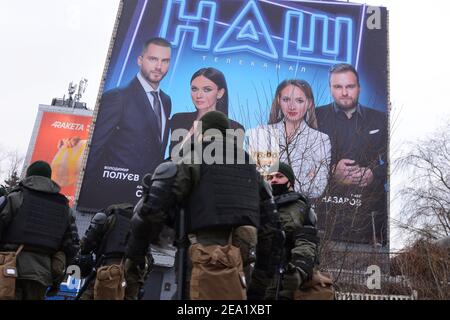 Kiev, Ukraine. 06e février 2021. Les forces de l'ordre patrouillent à l'extérieur de la chaîne de télévision Nash pendant la manifestation.les manifestants se rassemblent à l'extérieur du siège de la chaîne DE télévision NASH à Kiev. Les manifestants ont déclaré que la chaîne est pro-Kremlin et mérite d'être dérangée, tout comme les trois chaînes que le président Volodymyr Zelensky a sanctionnées et interdites d'exploitation. Zelensky a déclaré que les trois chaînes, 112 Ukraine, ZIK TV et NewsOne TV, ont fait de la propagande russe un air nocif, qui fait partie de l'assaut de la Russie sur le pays. Crédit : SOPA Images Limited/Alamy Live News Banque D'Images