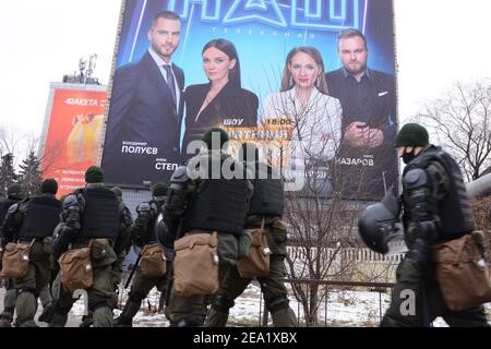 Kiev, Ukraine. 06e février 2021. Les forces de l'ordre patrouillent à l'extérieur de la chaîne de télévision Nash pendant la manifestation.les manifestants se rassemblent à l'extérieur du siège de la chaîne DE télévision NASH à Kiev. Les manifestants ont déclaré que la chaîne est pro-Kremlin et mérite d'être dérangée, tout comme les trois chaînes que le président Volodymyr Zelensky a sanctionnées et interdites d'exploitation. Zelensky a déclaré que les trois chaînes, 112 Ukraine, ZIK TV et NewsOne TV, ont fait de la propagande russe un air nocif, qui fait partie de l'assaut de la Russie sur le pays. Crédit : SOPA Images Limited/Alamy Live News Banque D'Images