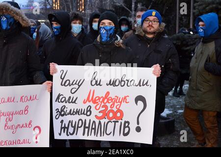 Kiev, Ukraine. 06e février 2021. Un manifestant tient un écriteau devant la chaîne de télévision Nash pendant la manifestation.les manifestants se rassemblent devant le siège de la chaîne DE télévision NASH à Kiev. Les manifestants ont déclaré que la chaîne est pro-Kremlin et mérite d'être dérangée, tout comme les trois chaînes que le président Volodymyr Zelensky a sanctionnées et interdites d'exploitation. Zelensky a déclaré que les trois chaînes, 112 Ukraine, ZIK TV et NewsOne TV, ont fait de la propagande russe un air nocif, qui fait partie de l'assaut de la Russie sur le pays. Crédit : SOPA Images Limited/Alamy Live News Banque D'Images