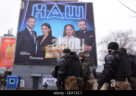 Kiev, Ukraine. 06e février 2021. Les forces de l'ordre patrouillent à l'extérieur de la chaîne de télévision Nash pendant la manifestation.les manifestants se rassemblent à l'extérieur du siège de la chaîne DE télévision NASH à Kiev. Les manifestants ont déclaré que la chaîne est pro-Kremlin et mérite d'être dérangée, tout comme les trois chaînes que le président Volodymyr Zelensky a sanctionnées et interdites d'exploitation. Zelensky a déclaré que les trois chaînes, 112 Ukraine, ZIK TV et NewsOne TV, ont fait de la propagande russe un air nocif, qui fait partie de l'assaut de la Russie sur le pays. Crédit : SOPA Images Limited/Alamy Live News Banque D'Images