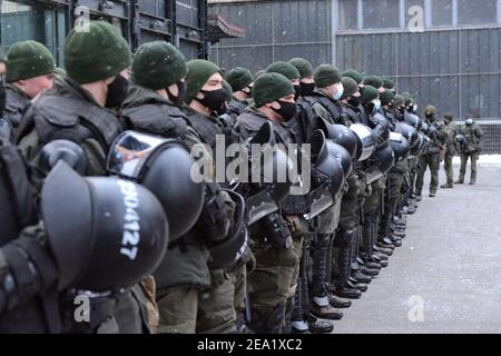 Kiev, Ukraine. 06e février 2021. Les forces de l'ordre se tiennent sur la garde devant la chaîne de télévision Nash pendant la manifestation.les manifestants se rassemblent devant le siège de la chaîne DE télévision NASH à Kiev. Les manifestants ont déclaré que la chaîne est pro-Kremlin et mérite d'être dérangée, tout comme les trois chaînes que le président Volodymyr Zelensky a sanctionnées et interdites d'exploitation. Zelensky a déclaré que les trois chaînes, 112 Ukraine, ZIK TV et NewsOne TV, ont fait de la propagande russe un air nocif, qui fait partie de l'assaut de la Russie sur le pays. Crédit : SOPA Images Limited/Alamy Live News Banque D'Images