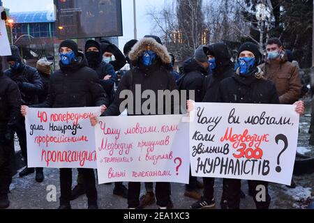 Kiev, Ukraine. 06e février 2021. Les manifestants tiennent des pancartes devant la chaîne de télévision Nash pendant la manifestation.les manifestants se rassemblent devant le siège de la chaîne DE télévision NASH à Kiev. Les manifestants ont déclaré que la chaîne est pro-Kremlin et mérite d'être dérangée, tout comme les trois chaînes que le président Volodymyr Zelensky a sanctionnées et interdites d'exploitation. Zelensky a déclaré que les trois chaînes, 112 Ukraine, ZIK TV et NewsOne TV, ont fait de la propagande russe un air nocif, qui fait partie de l'assaut de la Russie sur le pays. Crédit : SOPA Images Limited/Alamy Live News Banque D'Images