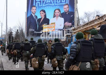 Kiev, Ukraine. 06e février 2021. Les forces de l'ordre patrouillent à l'extérieur de la chaîne de télévision Nash pendant la manifestation.les manifestants se rassemblent à l'extérieur du siège de la chaîne DE télévision NASH à Kiev. Les manifestants ont déclaré que la chaîne est pro-Kremlin et mérite d'être dérangée, tout comme les trois chaînes que le président Volodymyr Zelensky a sanctionnées et interdites d'exploitation. Zelensky a déclaré que les trois chaînes, 112 Ukraine, ZIK TV et NewsOne TV, ont fait de la propagande russe un air nocif, qui fait partie de l'assaut de la Russie sur le pays. Crédit : SOPA Images Limited/Alamy Live News Banque D'Images