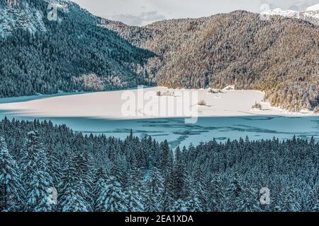 montagnes enneigées et arbres dans les alpes. Vue sur le lac Eibsee. Allemagne. Banque D'Images
