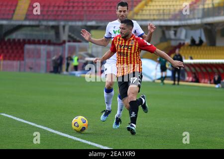 Benevento, Italie. 7 février 2021. Gianluca Caprari (Benevento Calcio) Antonio Candreva (UC Sampdoria) pendant la série UN match de football entre Benevento - Sampdoria, Stadio Ciro Vigorito le 07 février 2021 à Benevento Italie/LiveMedia Credit: Emmanuele Mastrodonato/LPS/ZUMA Wire/Alamy Live News Banque D'Images