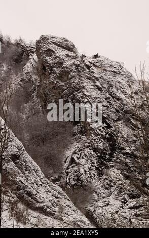 Une colline rocheuse couverte de neige fraîche sur un froid Matin d'hiver dans une zone protégée près de Prague en tchèque République Banque D'Images