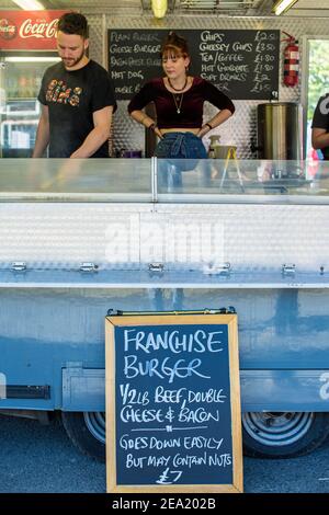 Food truck au club de football AFC Wimbledon, Angleterre Banque D'Images