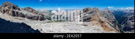 Vue panoramique sur le Vallon Bianco (vallée de Fanes) et la vallée de Travenanzes. Les Dolomites. Alpes italiennes. Europe. Banque D'Images