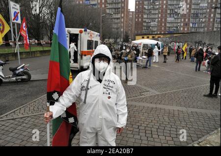 Milan, février 2021, la Brigata Sanitaria Soccorso Rosso (Brigade sanitaire de l'aide rouge), une organisation à but non lucratif créée par plusieurs associations bénévoles de base et avec la contribution du syndicat indépendant ADL Cobas, participe à la campagne "tampon suspendu", Pour l'exécution gratuite de prélèvements rapides pour le diagnostic de Covid 19 dans les banlieues critiques et extrêmes de la ville. Banque D'Images