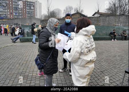 Milan, février 2021, la Brigata Sanitaria Soccorso Rosso (Brigade sanitaire de l'aide rouge), une organisation à but non lucratif créée par plusieurs associations bénévoles de base et avec la contribution du syndicat indépendant ADL Cobas, participe à la campagne "tampon suspendu", Pour l'exécution gratuite de prélèvements rapides pour le diagnostic de Covid 19 dans les banlieues critiques et extrêmes de la ville. Banque D'Images