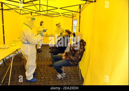 Milan, février 2021, la Brigata Sanitaria Soccorso Rosso (Brigade sanitaire de l'aide rouge), une organisation à but non lucratif créée par plusieurs associations bénévoles de base et avec la contribution du syndicat indépendant ADL Cobas, participe à la campagne "tampon suspendu", Pour l'exécution gratuite de prélèvements rapides pour le diagnostic de Covid 19 dans les banlieues critiques et extrêmes de la ville. Banque D'Images