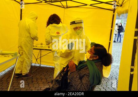 Milan, février 2021, la Brigata Sanitaria Soccorso Rosso (Brigade sanitaire de l'aide rouge), une organisation à but non lucratif créée par plusieurs associations bénévoles de base et avec la contribution du syndicat indépendant ADL Cobas, participe à la campagne "tampon suspendu", Pour l'exécution gratuite de prélèvements rapides pour le diagnostic de Covid 19 dans les banlieues critiques et extrêmes de la ville. Banque D'Images