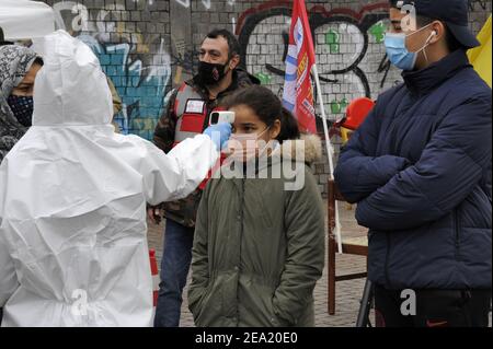 Milan, février 2021, la Brigata Sanitaria Soccorso Rosso (Brigade sanitaire de l'aide rouge), une organisation à but non lucratif créée par plusieurs associations bénévoles de base et avec la contribution du syndicat indépendant ADL Cobas, participe à la campagne "tampon suspendu", Pour l'exécution gratuite de prélèvements rapides pour le diagnostic de Covid 19 dans les banlieues critiques et extrêmes de la ville. Banque D'Images