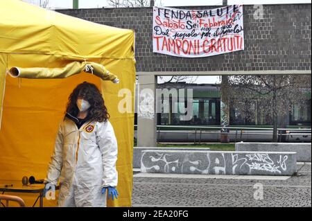 Milan, février 2021, la Brigata Sanitaria Soccorso Rosso (Brigade sanitaire de l'aide rouge), une organisation à but non lucratif créée par plusieurs associations bénévoles de base et avec la contribution du syndicat indépendant ADL Cobas, participe à la campagne "tampon suspendu", Pour l'exécution gratuite de prélèvements rapides pour le diagnostic de Covid 19 dans les banlieues critiques et extrêmes de la ville. Banque D'Images