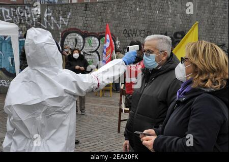 Milan, février 2021, la Brigata Sanitaria Soccorso Rosso (Brigade sanitaire de l'aide rouge), une organisation à but non lucratif créée par plusieurs associations bénévoles de base et avec la contribution du syndicat indépendant ADL Cobas, participe à la campagne "tampon suspendu", Pour l'exécution gratuite de prélèvements rapides pour le diagnostic de Covid 19 dans les banlieues critiques et extrêmes de la ville. Banque D'Images