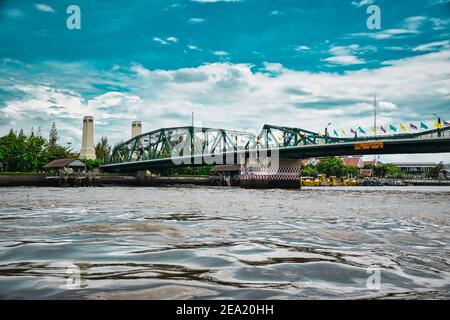 Bangkok, Thaïlande 08.20.2019 Phra Phuttha Yodfa Bridge, le Memorial Bridge est un pont de bascule qui traverse la rivière Chao Phraya à Bangkok, en Thaïlande, conne Banque D'Images