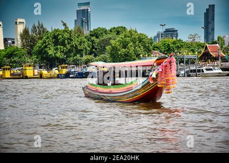 Bangkok, Thaïlande 08.20.2019 bateau coloré à longue queue sur la rivière Chao Phraya Banque D'Images