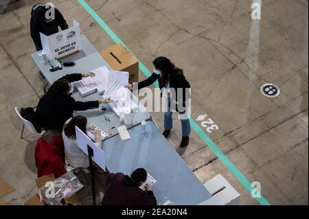 Madrid, Espagne. 07e février 2021. Une femme équatorienne recueille les bulletins de vote pour voter. Environ 68,000 000 Équatoriens sont appelés à voter à Madrid lors des élections présidentielles et législatives dans le cadre de mesures de biosécurité strictes en raison de la pandémie de Covid-19. Plus de 179,000 personnes de l'Équateur peuvent voter aujourd'hui en Espagne. Credit: Marcos del Mazo/Alay Live News Banque D'Images