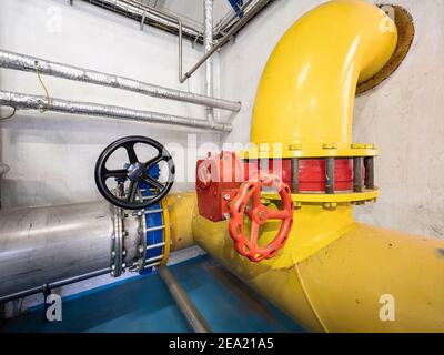 Tuyau jaune de grand diamètre et vanne rouge avec branche en acier inoxydable. Salle de change Banque D'Images