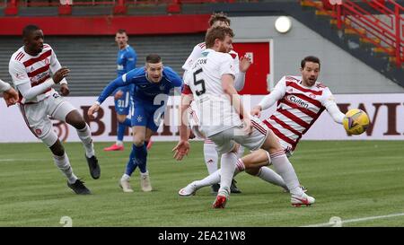 Ryan Kent des Rangers (deuxième à gauche) prend des photos lors du match écossais de Premiership au Fountain of Youth Stadium, Hamilton. Date de la photo: Dimanche 7 février 2021. Banque D'Images