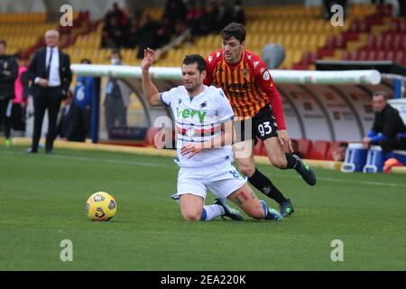 Benevento, Italie. 7 février 2021. Antonio Candreva (UC Sampdoria) et Federico Barba (Benevento Calcio) pendant la série UN match de football entre Benevento - Sampdoria, Stadio Ciro Vigorito le 07 février 2021 à Benevento Italie/LiveMedia Credit: Emmanuele Mastrasdonato/LPS/ZUMA Wire/Alamy Live News Banque D'Images