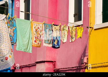 Serviettes séchant en ligne devant des maisons colorées, l'île de Burano, Venise, Vénétie, Italie Banque D'Images
