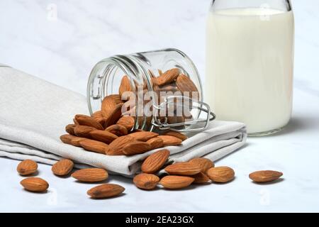 Amandes en pot de verre, bouteille de lait, Allemagne Banque D'Images