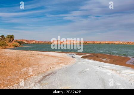 Croûte de sel sur les rives d'Ounianga kebir partie des lacs d'Ounianga de l'UNESCO, nord du Tchad, Afrique Banque D'Images