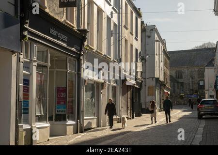 Des scènes tranquilles dans les rues de Falmouth pour les quelques magasins essentiels autorisés à ouvrir dans le confinement de la pandémie mondiale de 2021. Banque D'Images