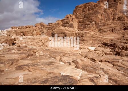 Canyon blanc dans le village de Dahab en Égypte en une journée ensoleillée en été. Magnifiques rochers jaunes en gros plan sur un fond de ciel bleu Banque D'Images