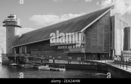 Magnifique architecture revêtue de bois du vaste musée maritime de Falmouth vue sur les quais prise en noir et blanc pour mettre en évidence les textures du bois Banque D'Images