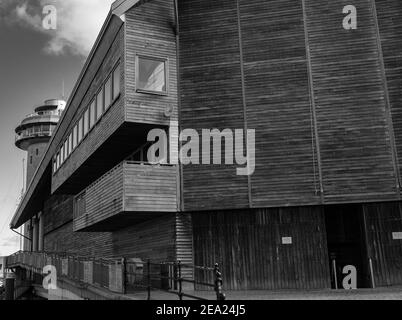 Magnifique architecture revêtue de bois du vaste musée maritime de Falmouth vue sur les quais prise en noir et blanc pour mettre en évidence les textures du bois Banque D'Images