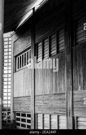 Magnifique architecture revêtue de bois du vaste musée maritime de Falmouth vue sur les quais prise en noir et blanc pour mettre en évidence les textures du bois Banque D'Images