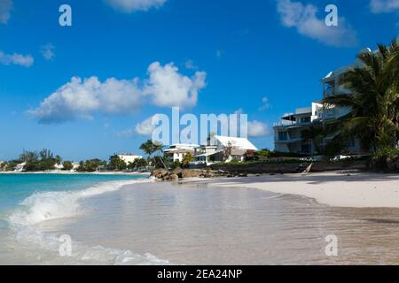 Plage de Worthing à Babrbados. Sable blanc sur fond d'un océan turquoise et de belles maisons blanches au milieu des palmiers. Paradis tropical Banque D'Images