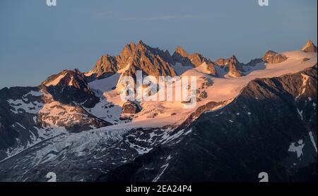 Ambiance nocturne, alpenglow, Glacier du Tour et aiguille du Tour, sommets du massif du Mont blanc, Chamonix-Mont-blanc, haute-Savoie Banque D'Images