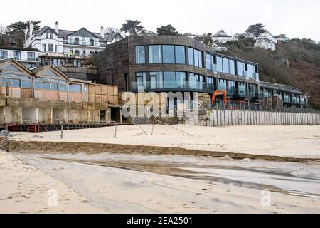 Hôtel, restaurants et hébergement de Carbis Bay à St. Ives Cornwall, en préparation pour le Sommet du G7 en juin 2021. Superbe vue sur la baie. Banque D'Images