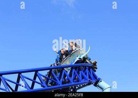 San Diego, Californie-États-Unis, 03.14.2014: Les gens qui profitent d'une montagne à roulettes au parc d'attractions Sea World aux États-Unis Banque D'Images