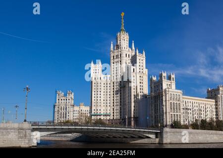 MOSCOU, RUSSIE -21 SEPTEMBRE 2015 : remblai de Kotelnicheskaya en automne par beau temps. Vue sur le pont au-dessus de Yauza sur le fond de Kotelniches Banque D'Images