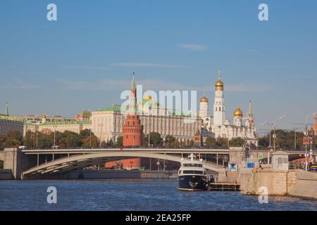 MOSCOU, RUSSIE -21 SEPTEMBRE 2015 : grand pont en pierre sur le fond de la rivière de Moscou au coucher du soleil. En arrière-plan se trouvent les bras rouges Banque D'Images