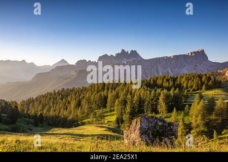 Soleil au lever du soleil sur les montagnes Croda da da Lago et Lastoni di Formin. Forêt de Coniferos. Les Dolomites en été. Alpes italiennes. Europe. Banque D'Images