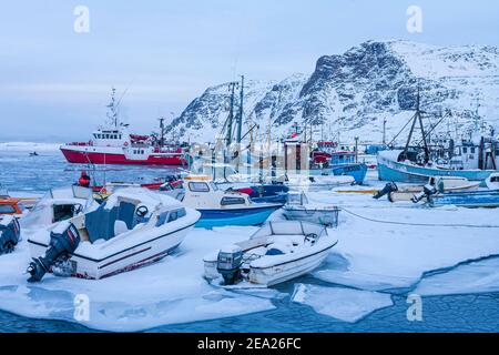 Bateaux de pêche dans la glace, port, Sisimiut, côte ouest, Groenland Banque D'Images