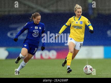 Guro Reiten de Chelsea et Brighton et Emily Simpkins de Hove Albion (à droite) se battent pour le ballon lors du match de la Super League des femmes FA à Kingsmeadow, Londres. Date de la photo: Dimanche 7 février 2021. Banque D'Images