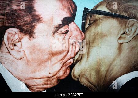 Graffitis baiser fraternel entre Leonid Brejnev et Erich Honecker, artiste Dimitrij Vrubel, East Side Gallery, Berlin, Allemagne Banque D'Images