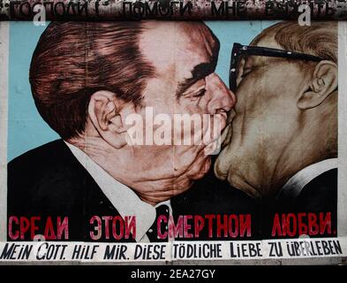 Graffitis baiser fraternel entre Leonid Brejnev et Erich Honecker, artiste Dimitrij Vrubel, East Side Gallery, Berlin, Allemagne Banque D'Images