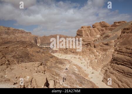 Canyon blanc dans le village de Dahab en Égypte en une journée ensoleillée en été. Magnifiques rochers jaunes en gros plan sur un fond de ciel bleu Banque D'Images