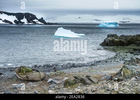 Vieux cargo sur les rives de l'île de la demi-lune, îles de Sheltan Sud, Antarctique Banque D'Images