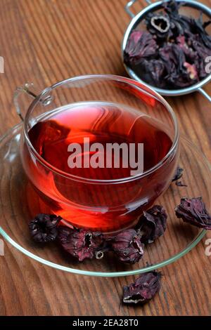 Tasse de thé de malow ( Hibiscus sabdariffa) et fleurs séchées, thé d'hibiscus Banque D'Images