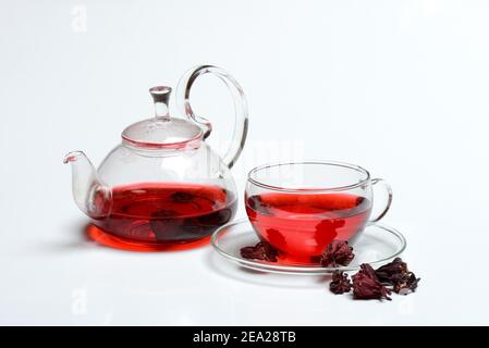 Thé de malow ( Hibiscus sabdariffa) en verre et fleurs séchées et théière, thé d'hibiscus Banque D'Images