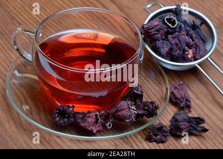 Tasse de thé de malow ( Hibiscus sabdariffa) et fleurs séchées, thé d'hibiscus Banque D'Images