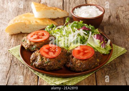 Délicieux plats indiens viandes d'agneau Chapli Kebab avec légumes frais dans une assiette sur la table. Horizontal Banque D'Images